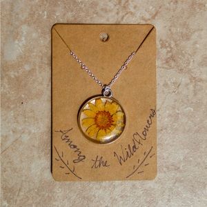 LIGHT ORANGE DAISY NECKLACE